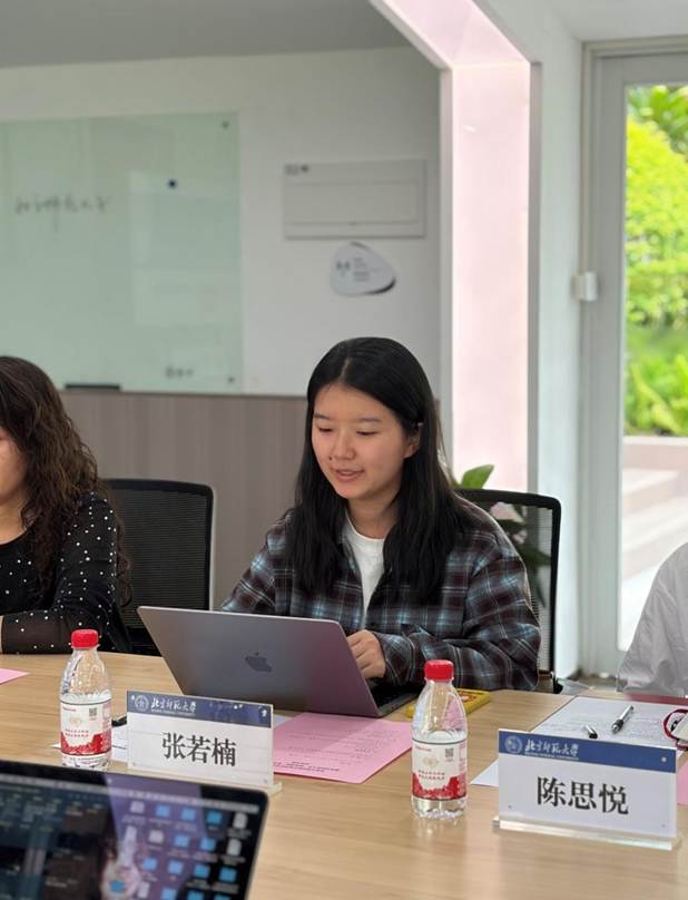 男人和女人在桌子前 AI 生成的内容可能不正确。