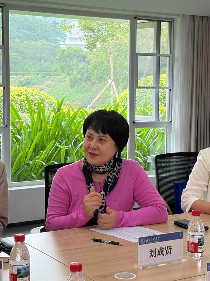 图片包含 窗户, 桌子, 人, 室内 AI 生成的内容可能不正确。