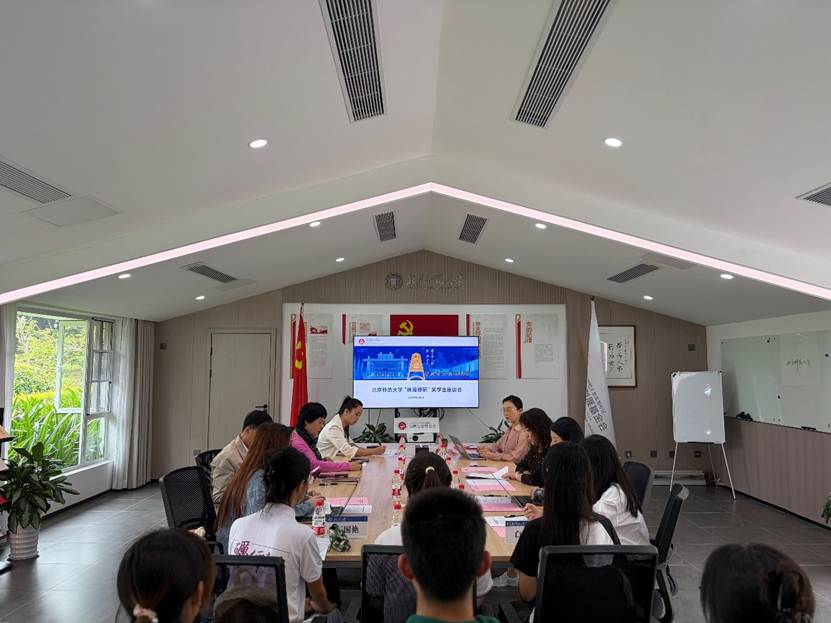 一群人在台上演讲 AI 生成的内容可能不正确。