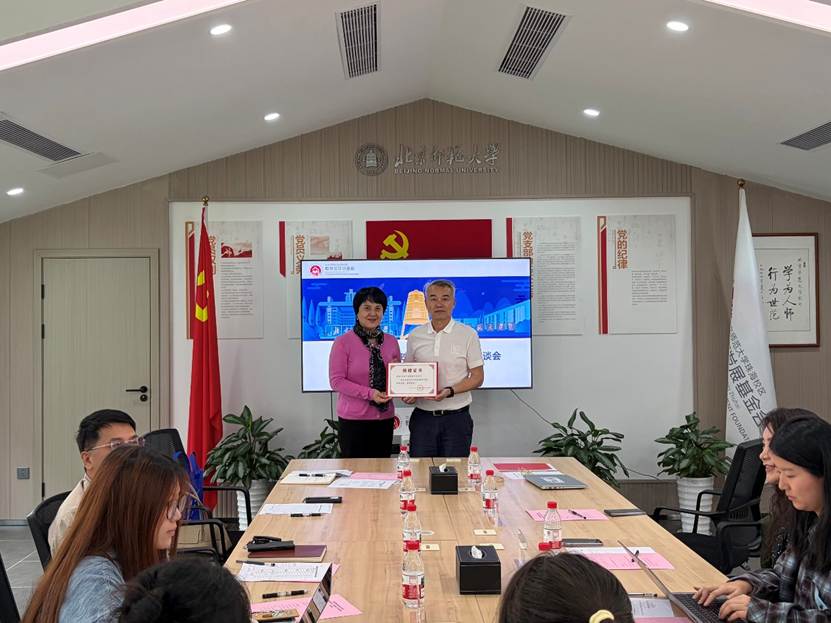 人们在房间里 AI 生成的内容可能不正确。